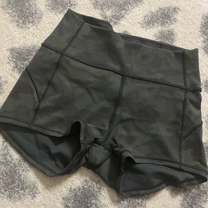 N movement camo shorts